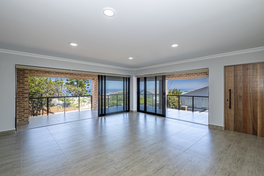 4 Bedroom Property for Sale in Wavecrest Eastern Cape